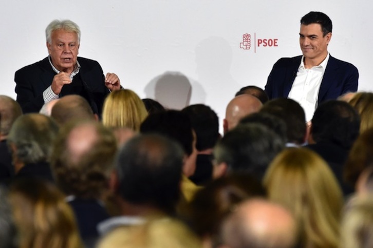 Felipe González y Pedro Sánchez, juntos en un acto electoral en noviembre de 2015. (Gerard JULIEN / AFP)
