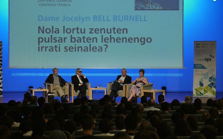 Los premios Nobel Martin Karplus, Claude Cohen-Tannoudji y Jocelyn Bell Burnell junto a Pedro Miguel Etxenike, en la UPV-EHU.