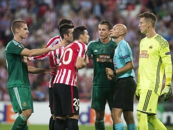 Jugadores de ambos equipos debaten con el árbitro a cuenta de la extraña situación generada justo antes del descanso. (Luis JAUREGIALTZO / ARGAZKI PRESS)