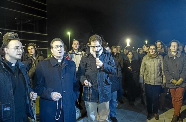 Concentración frente una clínica en Antsoain. (Jagoba MANTEROLA/FOKU)