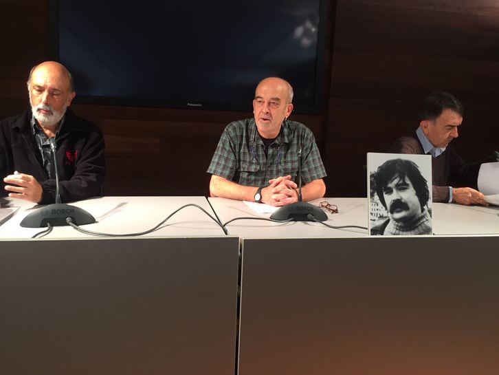 Paco Etxeberria, Eneko Etxeberria (hermano de «Naparra») e Iñigo Iruin, en rueda de prensa. (NAIZ.EUS)