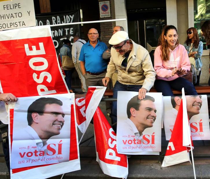 Militantes y simpatizantes afines a Sánchez se han congregado en Ferraz. (J. DANAE | ARGAZKI PRESS)