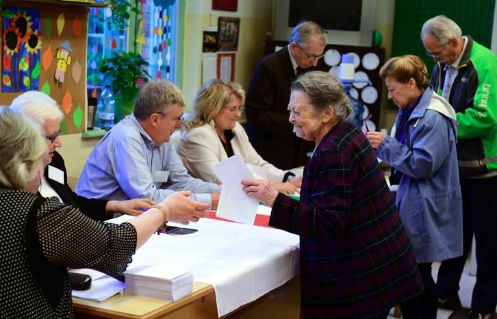 Húngaros votando en el referéndum sobre refugiados. (Attila KISBENEDEK/AFP)
