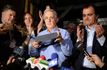Álvaro Uribe y sus partidarios han celebrado la victoria del ‘no’. (Raúl ARBOLEDA / AFP)