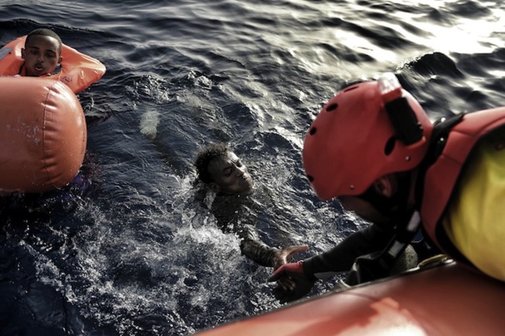 Rescate de inmigrantes en el Mediterráneo. (Aris MESSINIS / AFP)