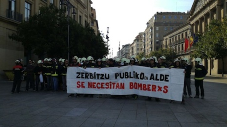 Imagen de la concentración convocada por LAB para pedir más plazas de bombero. (@nafar_telebista)