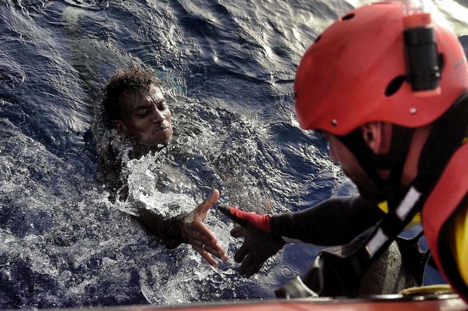 Un hombre es rescatado del agua. (Aris MESSINIS / AFP)