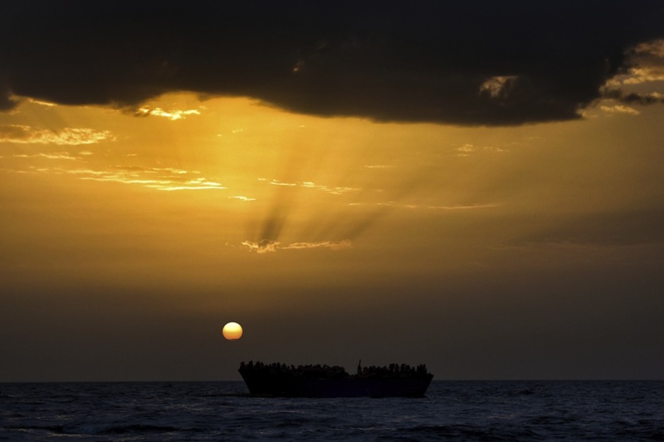 Cae la noche en el Mediterráneo. (Aris MESSINIS / AFP)