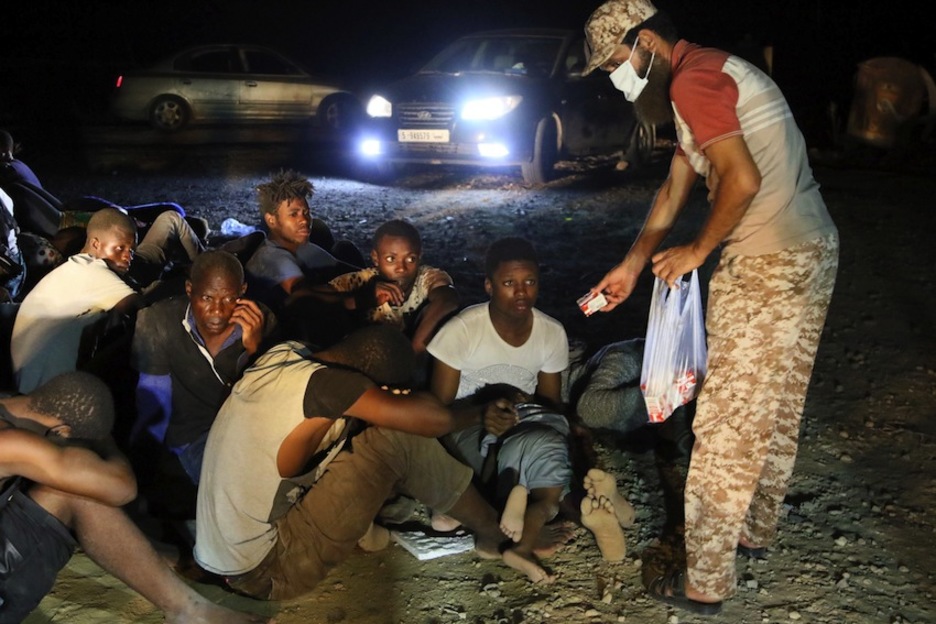 Reparto de alimentos en un campo de refugiados libio. (Mahmud TURKIA / AFP) Reparto de alimentos en un campo de refugiados libio. (Mahmud TURKIA / AFP)