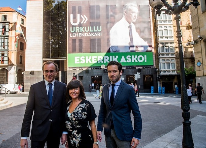 Amonso, Llanos y Sémper, ante el enorme mural que presiden la fachada de Sabin Etxea. (Luis JAUREGIALTZO / ARGAZKI PRESS)