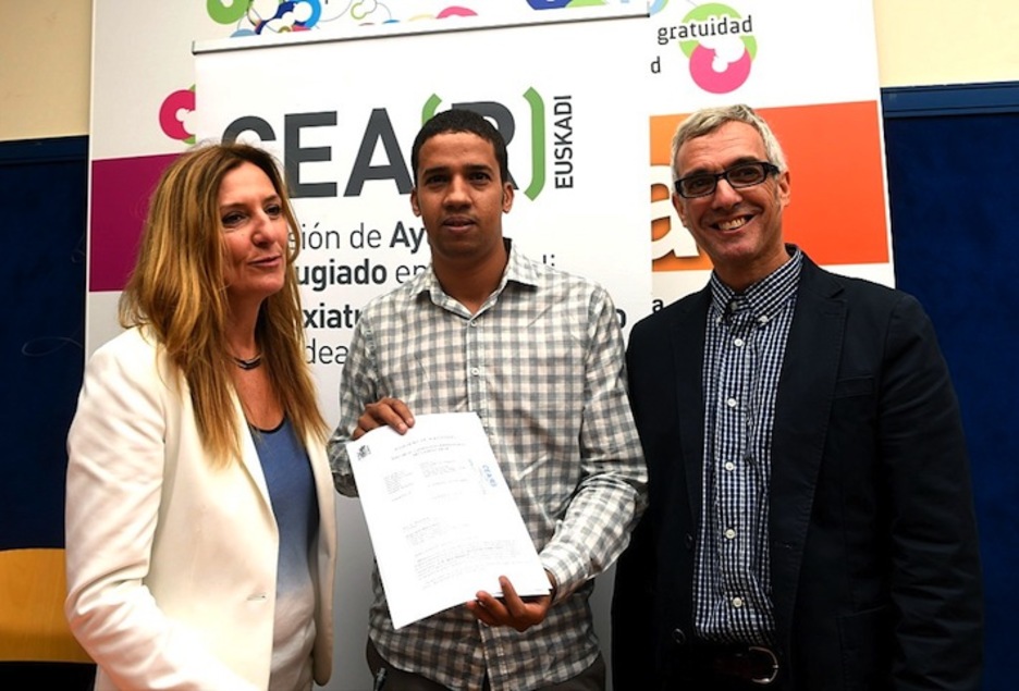 Hassanna Aalia, junto al abogado Javier Canivell y Patricia Bárcena, directora de CEAR Euskadi. (ARGAZKI PRESS)