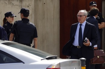 Rodrigo Rato abandona una de las sesiones del juicio. (STRINGER / AFP)