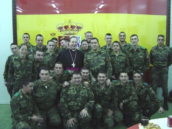 El arzobispo Franciso Pérez, rodeado de militares españoles.