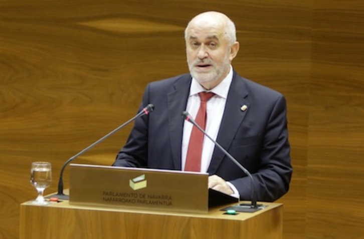 El consejero Mendoza ha anunciado que el Gobierno paraliza los cambios en las convocatorias de becas. (PARLAMENTO DE NAFARROA)