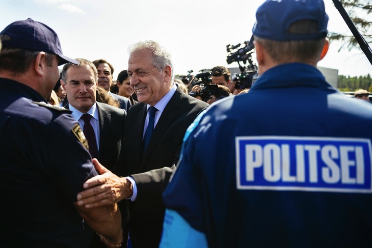 El comisario europeo de Inmigración, Dimitris Avramopoulos, junto a la nueva Policía de Fronteras. (Dimitar DILKOFF / AFP)