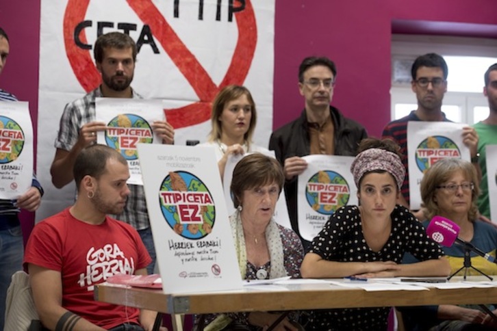 Azaroaren 5erako TTIP eta CETA hitzarmenen aurka deitutako mobilizazio egunaren aurkezpena, Iruñean. (Iñigo URIZ/ARGAZKI PRESS)