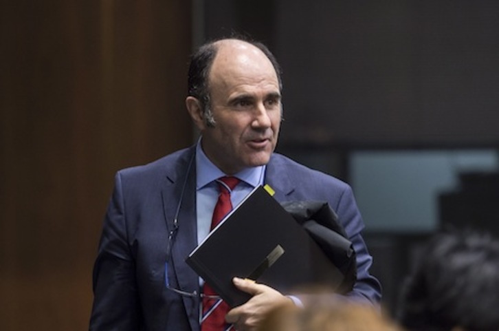 El consejero Ayerdi ha presentado en el Parlamento el Plan de Empleo. (Iñigo URIZ / ARGAZKI PRESS)