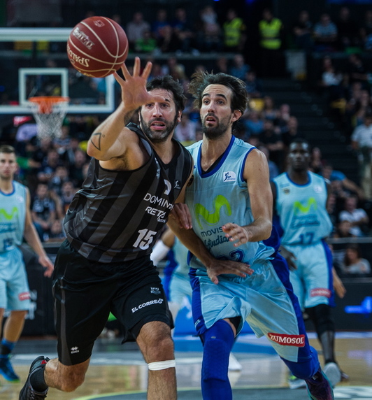 Mumbrú trata de controlar el balón. (Marisol RAMIREZ / ARGAZKI PRESS)