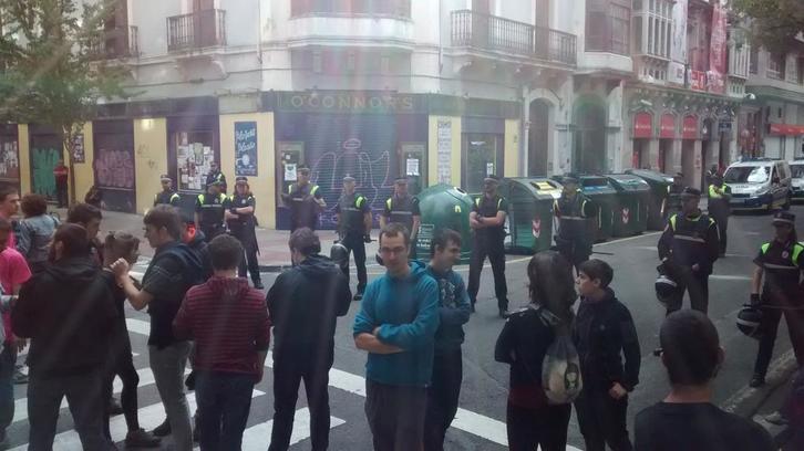 El juez llamó a Policía Municipal después de presenciar in situ el momento de la ocupación de Sarasate. (@aagirrezabal)