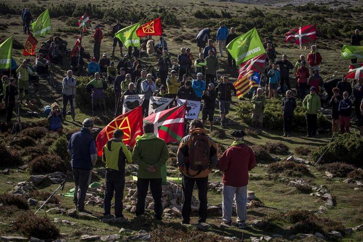 Euskal Herriko erdigune geografikora bertaratu dira hamarnaka lagun. (Jaizki FONTANEDA/ARGAZKI PRESS)