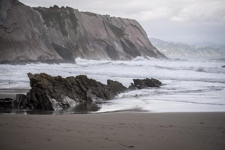 La playa de Itzurun de Zumaia será uno de los escenarios de «Juego de Tronos». (Gorka RUBIO/ARGAZKI PRESS)