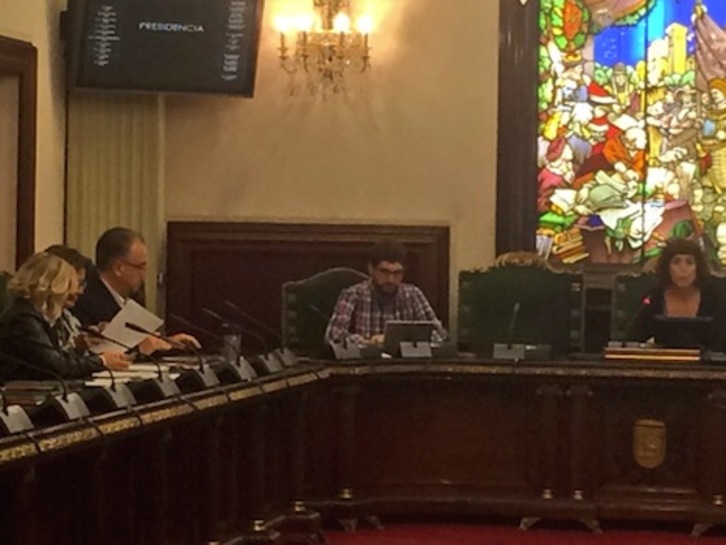 El concejal Romeo, en su comparecencia para explicar la actuación de Policía Municipal en el desalojo del sábado. (@NAFAR-TELEBISTA)