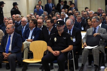 Los juzgados en el caso de las tarjetas B, entre ellos Rodrigo Rato y Miguel Blesa. (Chema MOYA/AFP)