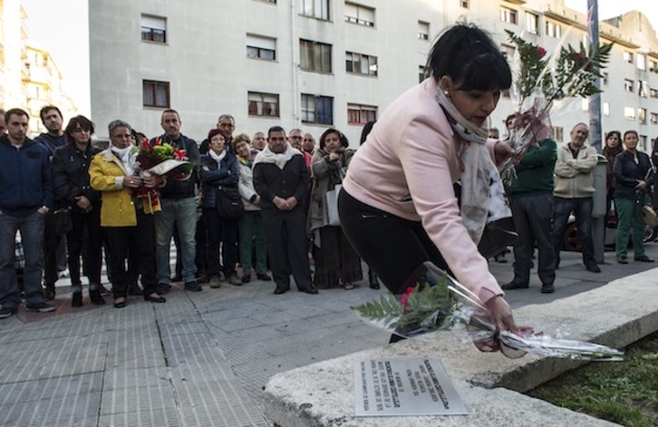 Flores sobre la placa en recuerdo de Francisco Alonso Castillejo. (Jagoba MANTEROLA / ARGAZKI PRESS)