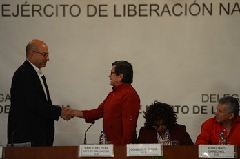 Saludo entre Pablo Beltrán y Mauricio Rodríguez, delegados del ELN y del Gobierno, respectivamente. (Federico PARRA/AFP)