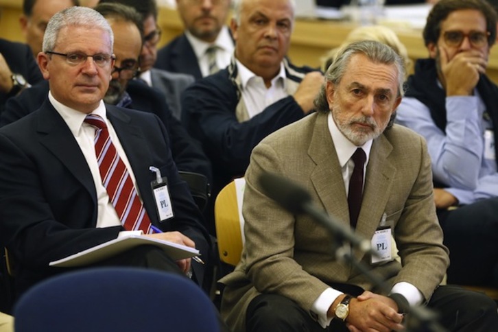 Francisco Correa (derecha), el presunto cabecilla de la trama Gürtel, durante el juicio.