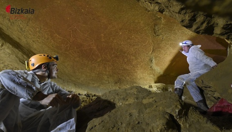 Gernikako Ades taldeko espeleologoek aurkitu zituzten, maiatzean, grabatuok.  