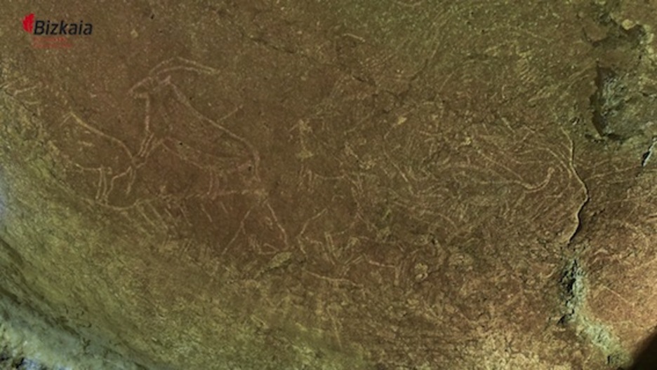 Paretaren azaleran oso argi ikusten dira grabatuak. 