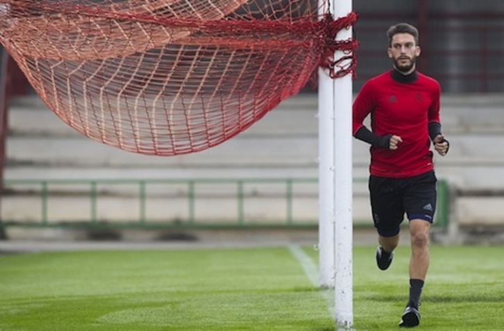 Roberto Torres sigue contrariado por el arbitraje de Estrada Fernández ante el Sevilla. (OSASUNA)