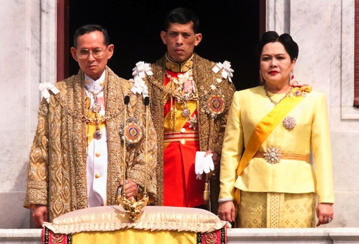 El rey Bhumibol Adulyadej, a la izquierda, en una imagen de 1999. (Pornchai KITTIWONGSAKUL/AFP)