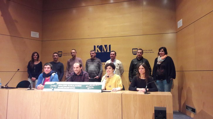 Uemako hainbat herritako alkate eta zinegotziak, zuzendaritza batzordeko kideekin batera, Donostian. 