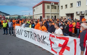 Compañeros del trabajador fallecido se han concentrado ante las instalaciones de la empresa en Santurtzi. (Luis JAUREGIALTZO/ARGAZKI PRESS)