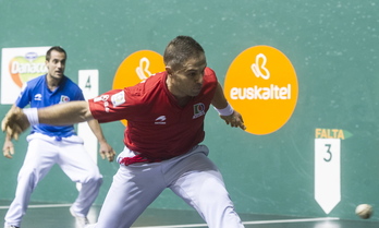 Aimar Olaizola eskuinez pilota bat astintzen (Jagoba MANTEROLA/ ARGAZKI PRESS)