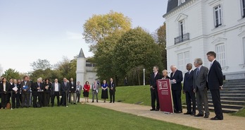 Kofi Annan, Gerry Adams, Bertie Ahern, Jonathan Powell, Pierre Joxe eta Gro Harlem Bruntland, Aieteko Konferentziari amaiera eman zion adierazpena irakurtzen. (Andoni CANELLADA/ARGAZKI PRESS)