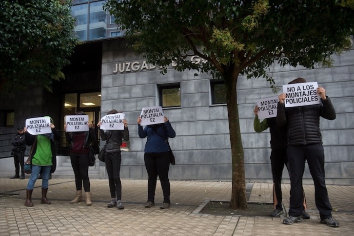 Concentración en el exterior del juzgado de Iruñea para mostrar apoyo a los detenidos. (Iñigo URIZ/ARGAZKI PRESS)