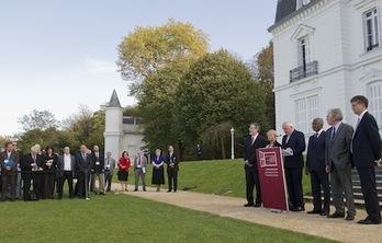 Annan, Adams, Ahern, Powell, Joxe eta Bruntland, Aieteko Konferentziari amaiera eman zion adierazpena irakurtzen