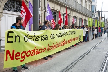 Concentración de LAB ante el Parlamento de Gasteiz. (Raúl BOGAJO / ARGAZKI PRESS)