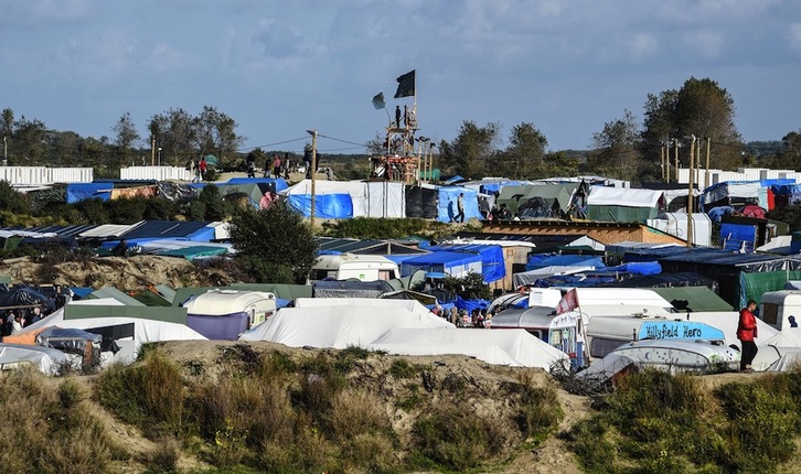 Un juzgado de Lille ha autorizado el desmantelamiento del campamento de refugiados de Calais. (Denis CHARLET / AFP)
