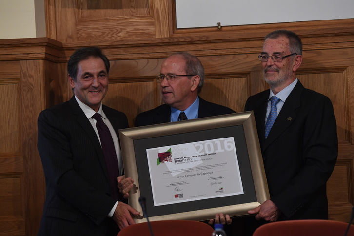 Javier Echeverría ha recibido el premio Eusko Ikaskuntza. (Jon URBE / ARGAZKI PRESS)