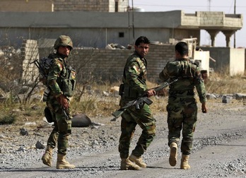Integrantes de las fuerzas kurdas peshmergas, a 35 kilómetros al este de Mosul. (Safin HAMED/AFP)