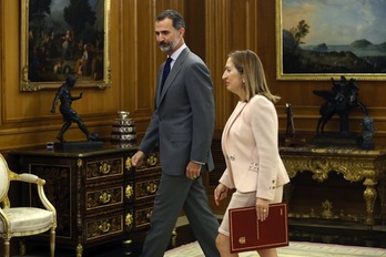 La presidenta del Congreso español, Ana Pastor, se ha reunido con el rey Felipe de Borbón como previa a la ronda de este con todos los partidos. (Chema MOYA / AFP)