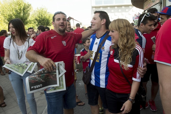 Osasuna eta Realeko zaleak elkarrekin, abuztuan jokatutako derbian. (Iñigo URIZ / ARGAZKI PRESS)