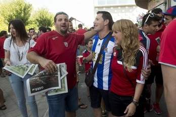 Osasuna eta Realeko zaleak elkarrekin, abuztuan jokatutako derbian. (Iñigo URIZ / ARGAZKI PRESS)