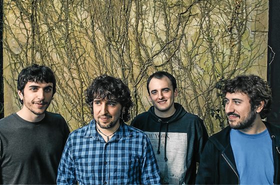 Jinsi kiygan qizning qora va oq fotosurati