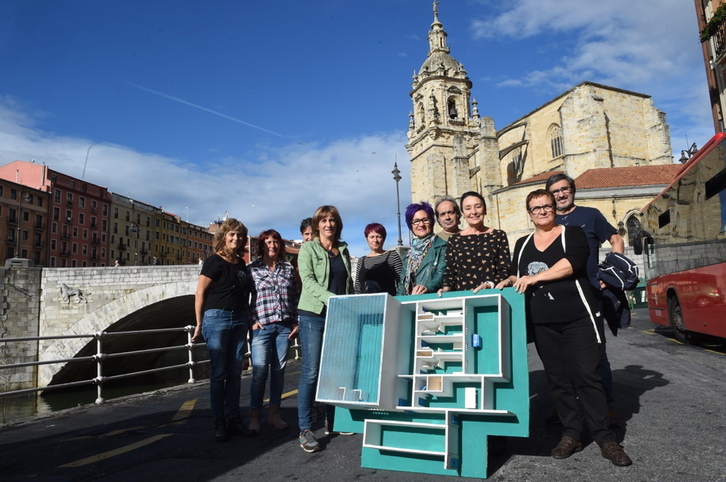 Miembros de la plataforma y abogados, tras la comparecencia. (ARGAZKI PRESS)