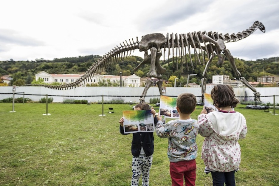 Los más pequeños miran con asombro los enromes esqueletos. (Aritz LOIOLA / ARGAZKI PRESS)